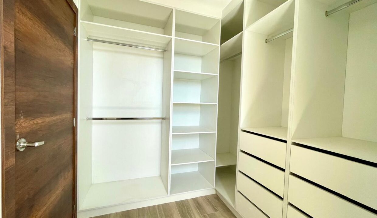 CLOSET WOKING