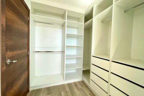 CLOSET WOKING