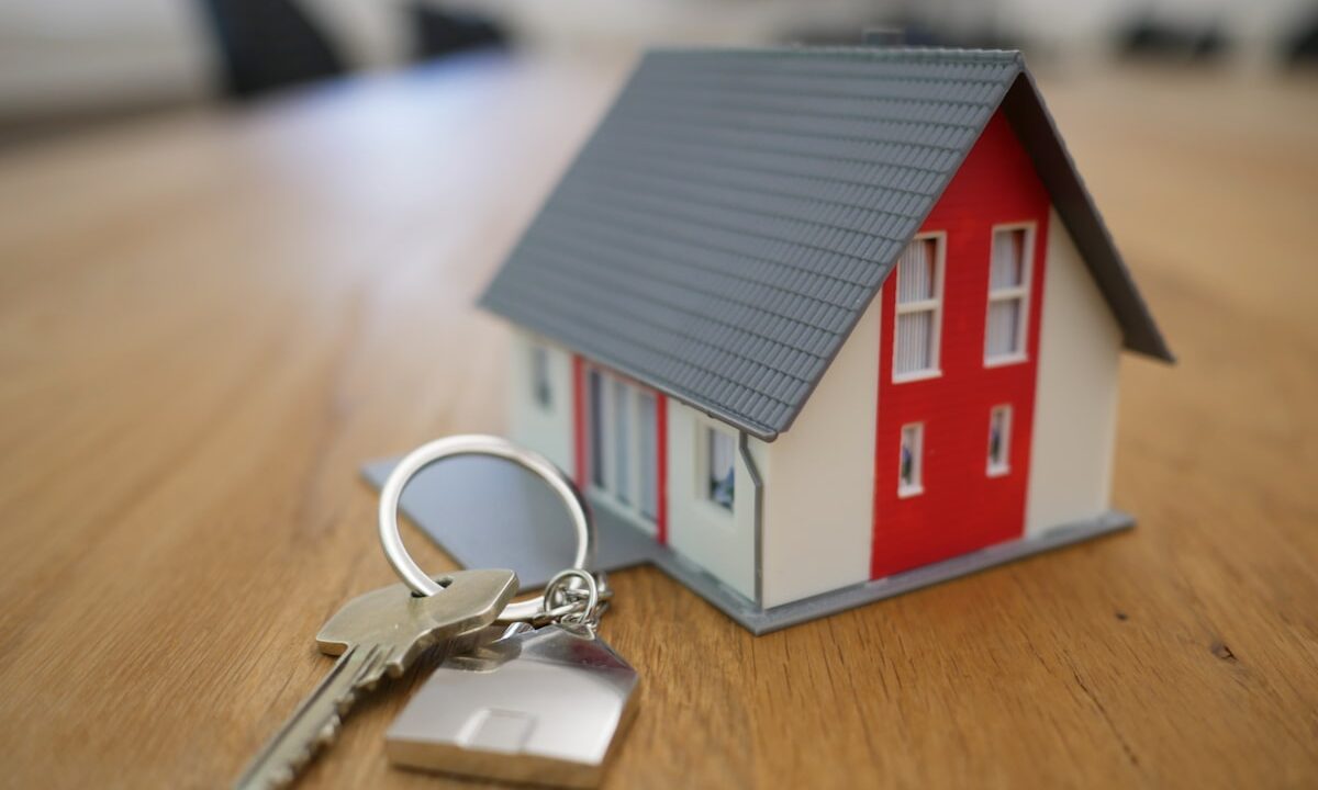 Familia comprando casa en Quito con crédito hipotecario BIESS