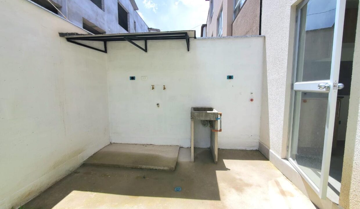 Área de máquinas con fregadero de ropa en casa en venta en Pomasqui, Quito