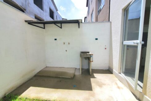 Área de máquinas con fregadero de ropa en casa en venta en Pomasqui, Quito