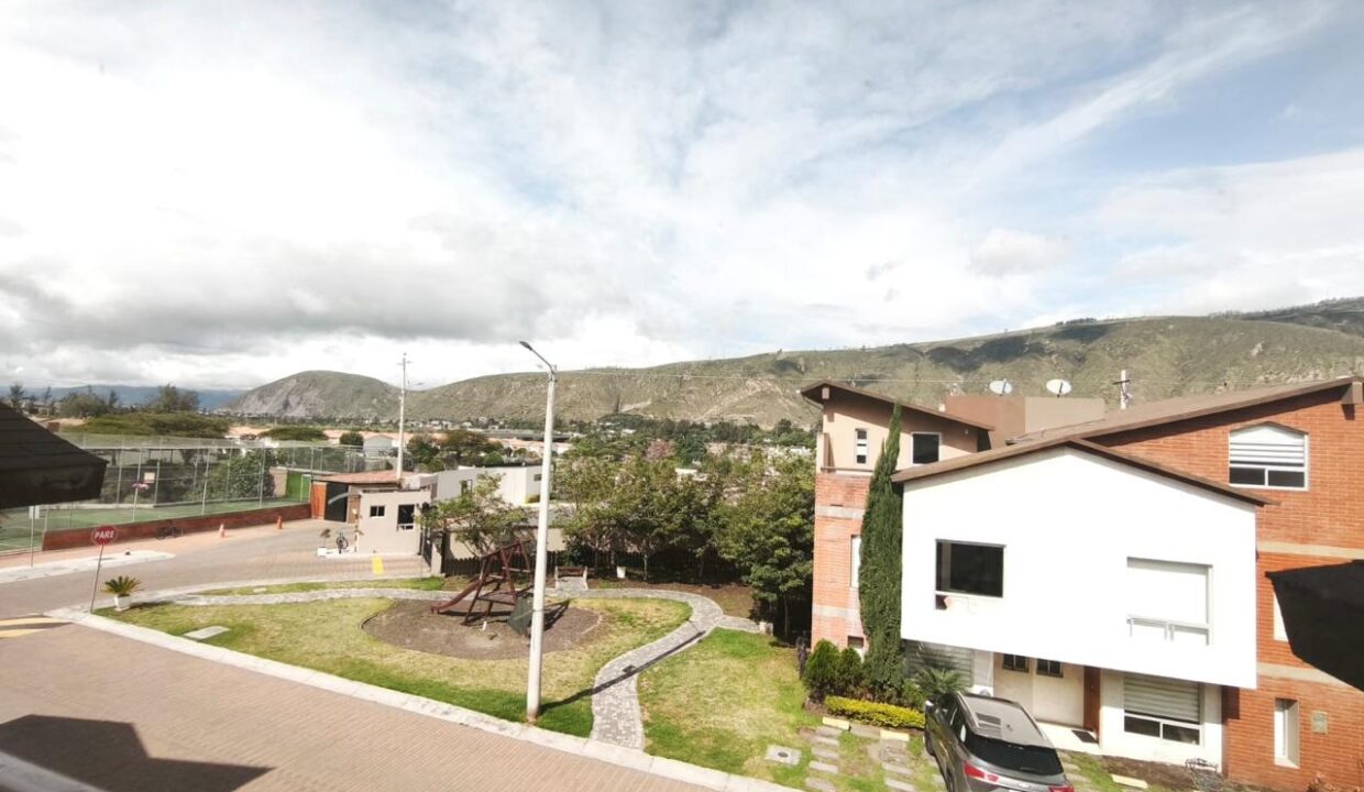 Áreas verdes, juegos infantiles y canchas del conjunto privado en Pomasqui, Quito