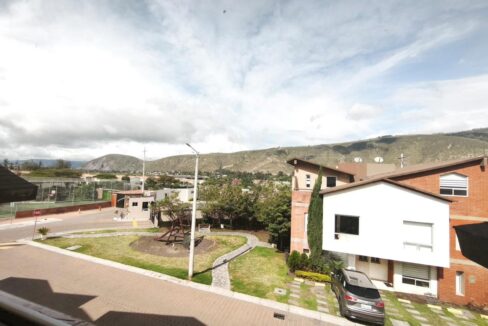 Áreas verdes, juegos infantiles y canchas del conjunto privado en Pomasqui, Quito