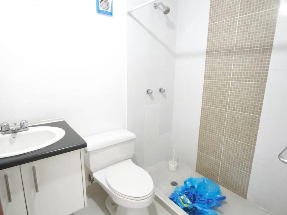 Baño completo con ducha y cenefa de mosaico en casa en venta en Pomasqui, Quito