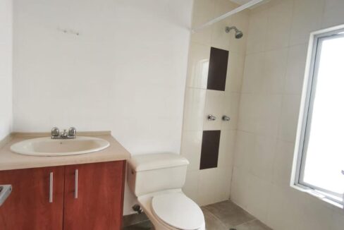 Baño completo del dormitorio máster en casa en venta en Pomasqui, Quito