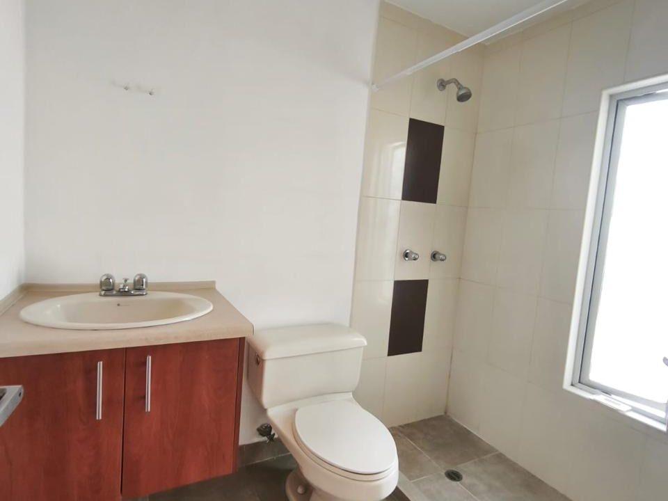 Baño completo del dormitorio máster en casa en venta en Pomasqui, Quito