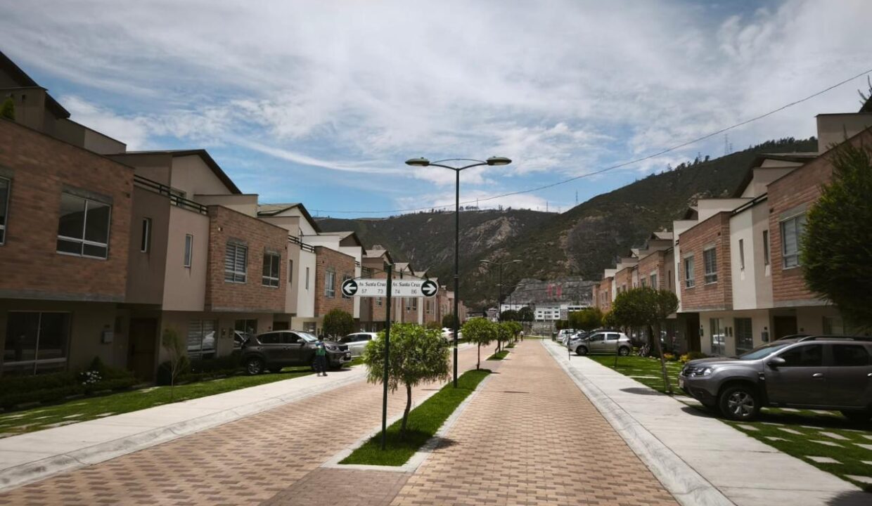 Calle interna del conjunto privado con vista a las montañas en Pomasqui, Quito
