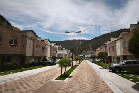 Calle interna del conjunto privado con vista a las montañas en Pomasqui, Quito