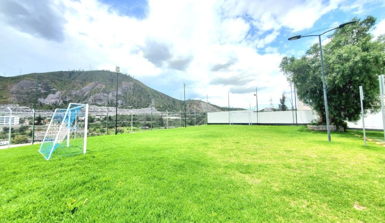Cancha de fútbol y área verde comunal del conjunto privado en Pomasqui, Quito