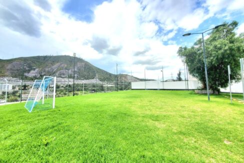 Cancha de fútbol y área verde comunal del conjunto privado en Pomasqui, Quito