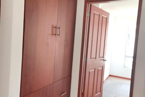 Closet de pasillo y acceso a dormitorio en casa en Pomasqui, Quito