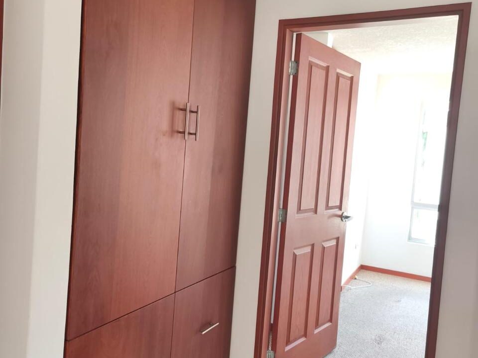 Closet de pasillo y acceso a dormitorio en casa en Pomasqui, Quito