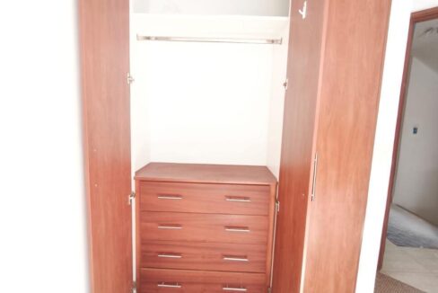 Interior del closet con cajonera en dormitorio de casa en Pomasqui, Quito