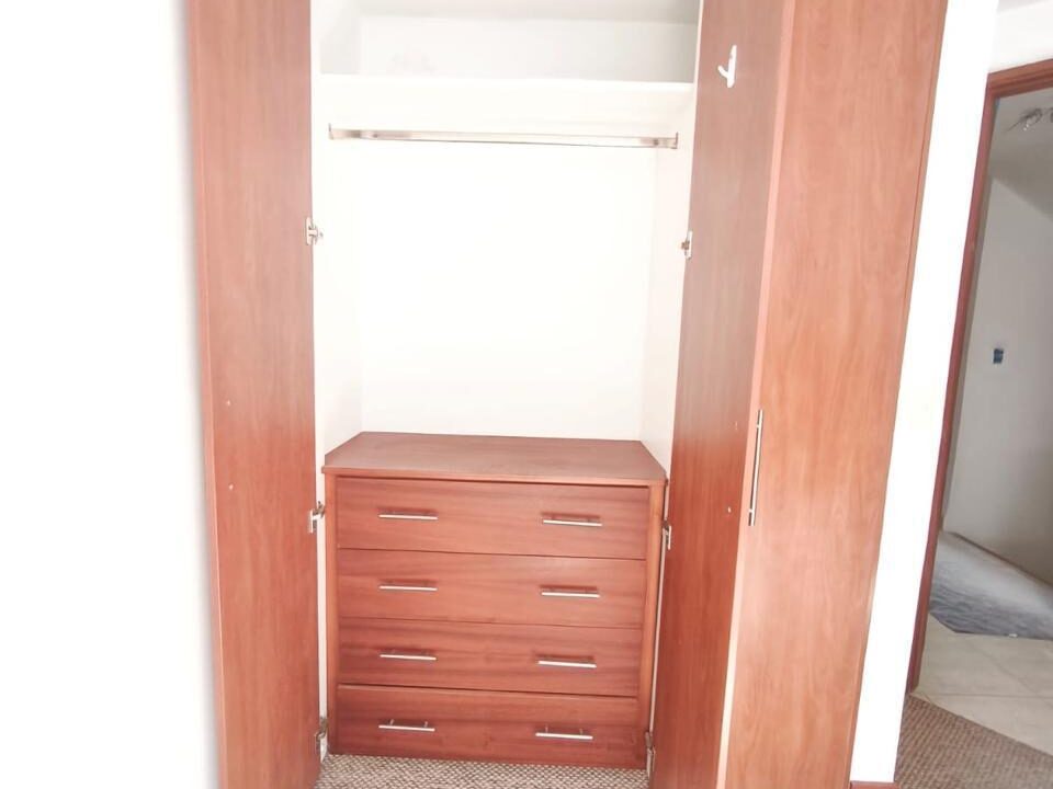 Interior del closet con cajonera en dormitorio de casa en Pomasqui, Quito