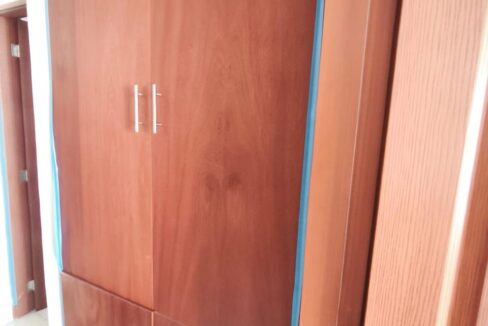 Closet de madera en pasillo de casa en venta en Pomasqui, norte de Quito
