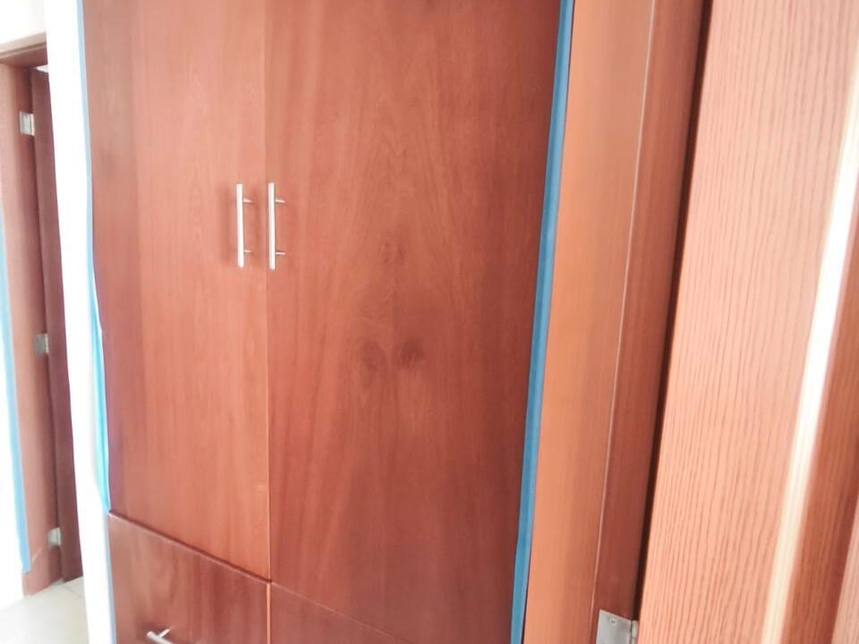 Closet de madera en pasillo de casa en venta en Pomasqui, norte de Quito