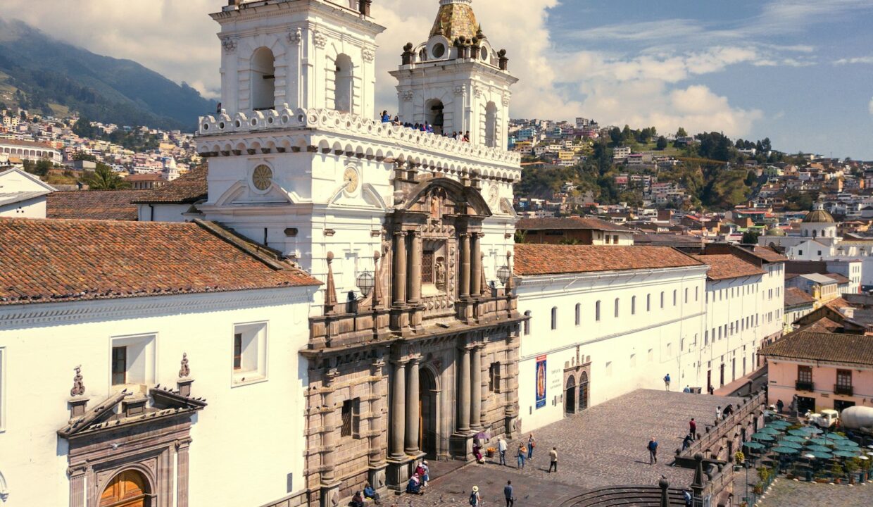Plaza de San Francisco en el Centro Histórico de Quito Ecuador