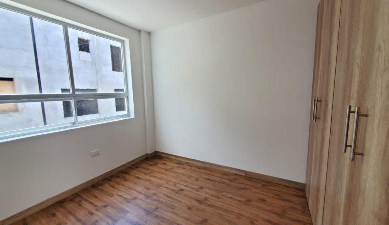 Dormitorio con closet amplio y piso flotante en casa por estrenar en Pomasqui, Quito
