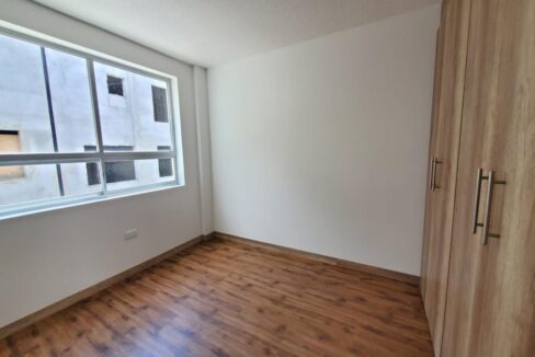Dormitorio con closet amplio y piso flotante en casa por estrenar en Pomasqui, Quito