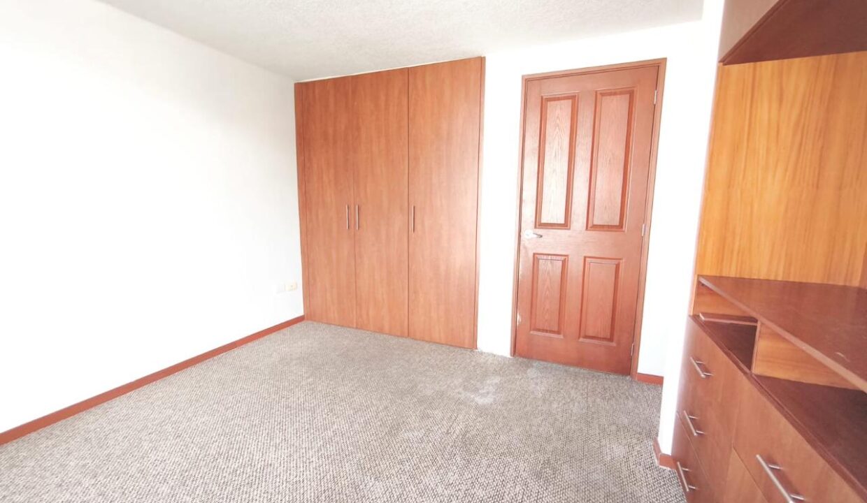 Dormitorio máster con closet amplio en casa en venta en Pomasqui, Quito