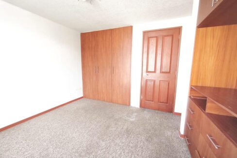 Dormitorio máster con closet amplio en casa en venta en Pomasqui, Quito