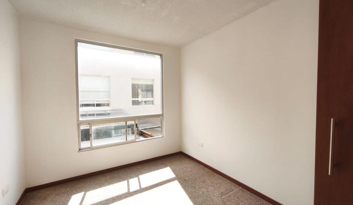 Dormitorio con ventanal y buena iluminación en casa en Pomasqui, Quito