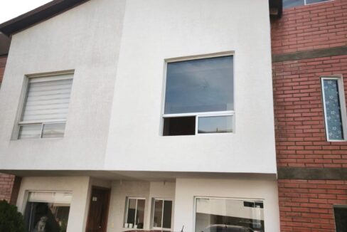Fachada de casa de 3 pisos en venta en conjunto privado en Pomasqui, norte de Quito