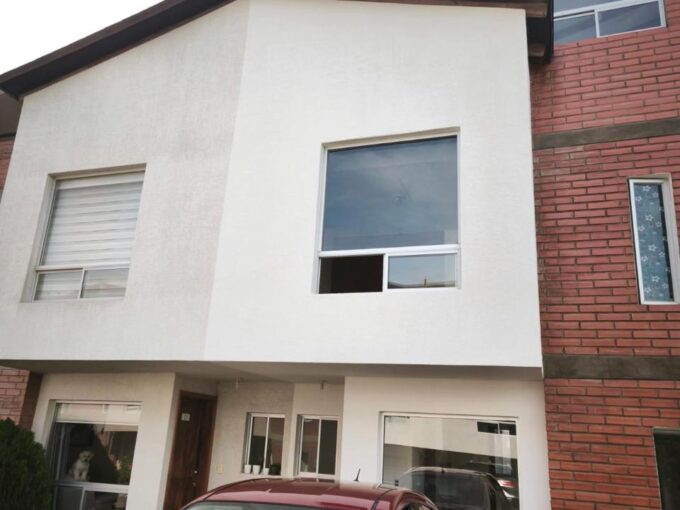 Fachada de casa de 3 pisos en venta en conjunto privado en Pomasqui, norte de Quito