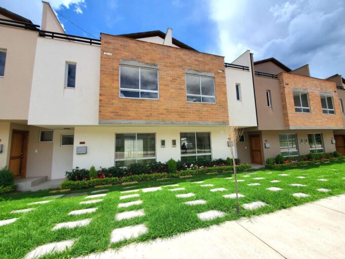Fachada de casa de 3 pisos por estrenar en conjunto privado en Pomasqui, Quito