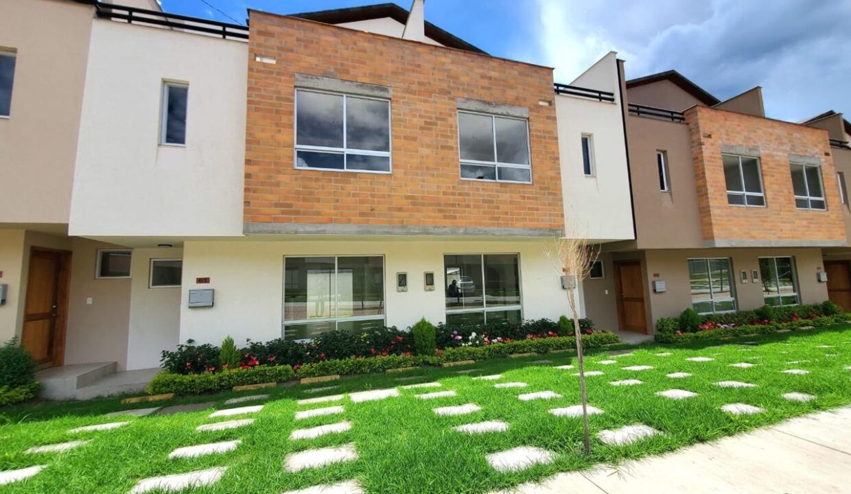 Fachada de ladrillo visto de la casa en venta en Pomasqui, Quito