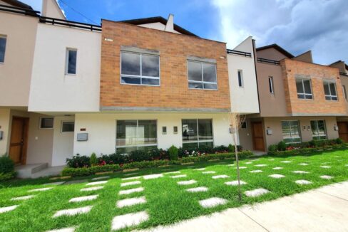 Fachada de ladrillo visto de la casa en venta en Pomasqui, Quito