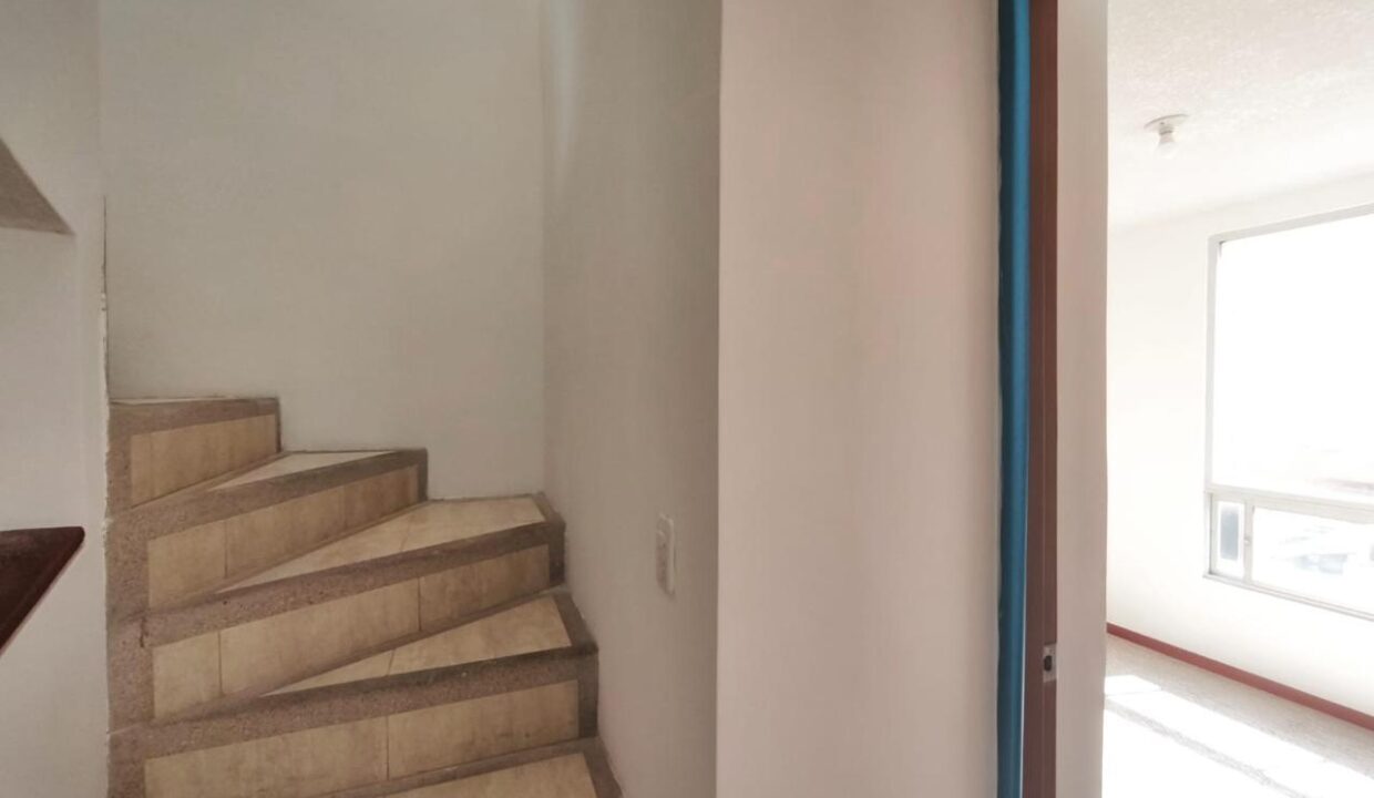 Gradas de acceso a los pisos superiores en casa en Pomasqui, norte de Quito