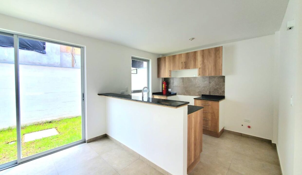 Interior de casa por estrenar en conjunto privado en Pomasqui, norte de Quito