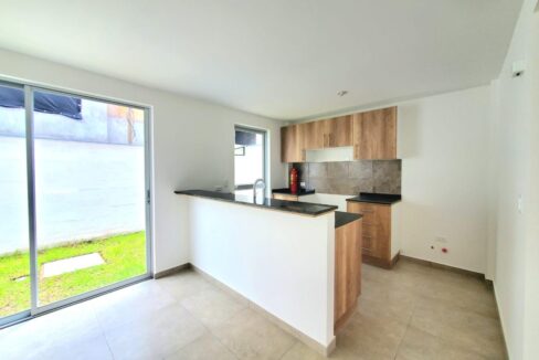 Interior de casa por estrenar en conjunto privado en Pomasqui, norte de Quito