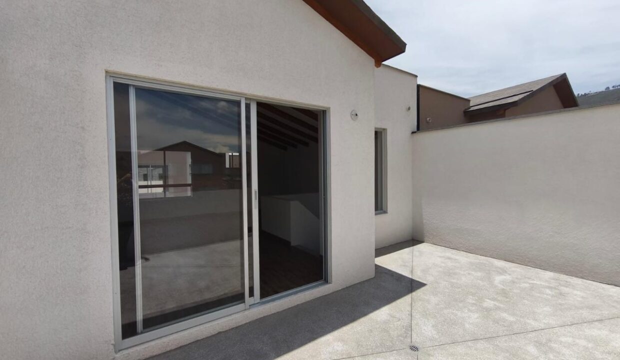 Interior de casa de tres pisos en venta en Pomasqui, norte de Quito