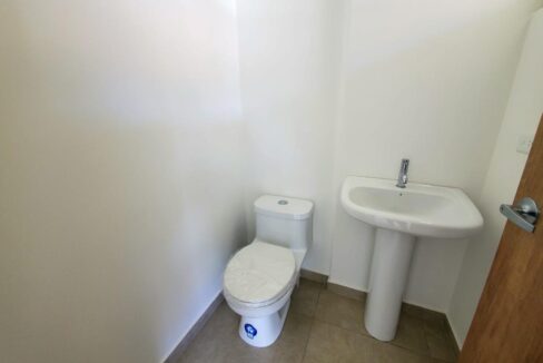 Medio baño social de la casa por estrenar en Pomasqui, Quito