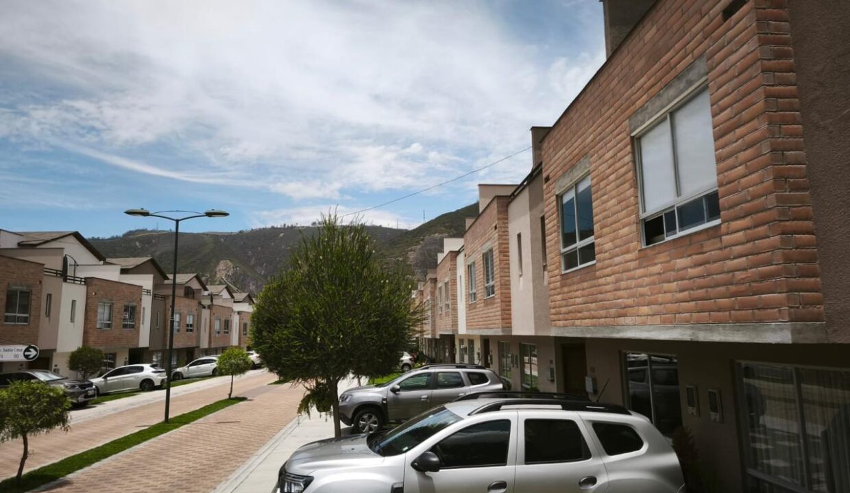 Casas del conjunto privado y parqueaderos en Pomasqui, norte de Quito
