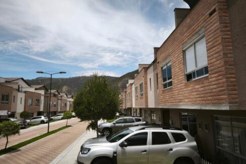 Casas del conjunto privado y parqueaderos en Pomasqui, norte de Quito