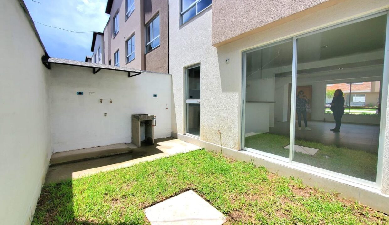 Patio con jardín y salida desde la sala en casa por estrenar en Pomasqui, Quito
