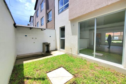 Patio con jardín y salida desde la sala en casa por estrenar en Pomasqui, Quito