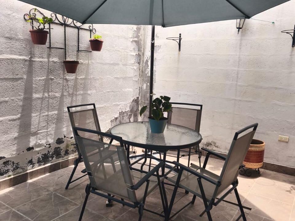 Patio posterior con zona de estar en casa en venta en Pomasqui, Quito