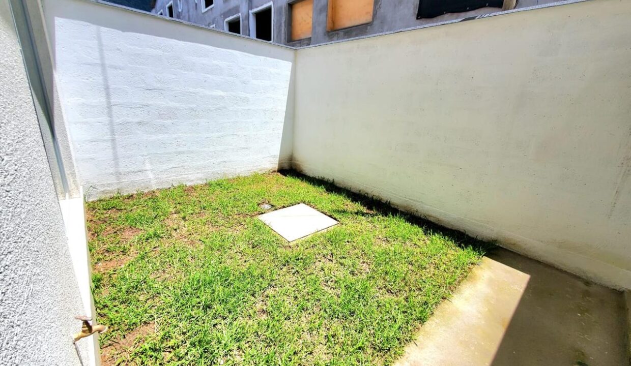 Patio posterior con jardín de la casa en venta en Pomasqui, Quito