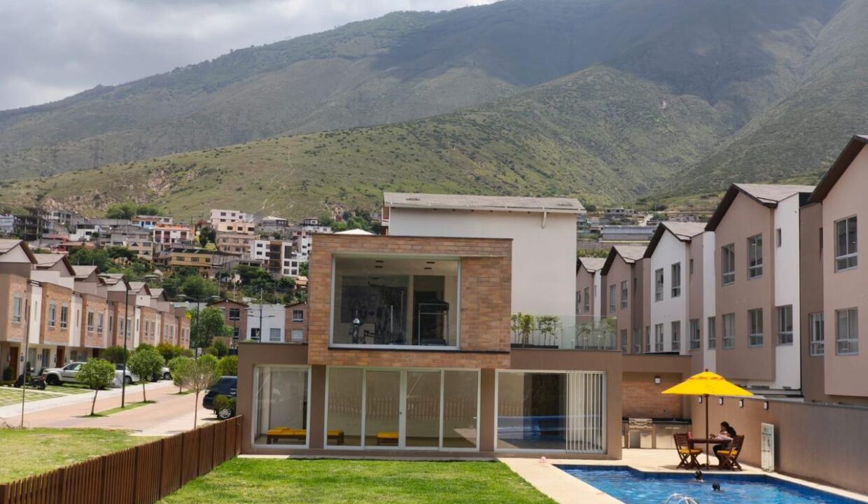 Piscina temperada, área de BBQ y casa comunal del conjunto privado en Pomasqui, Quito