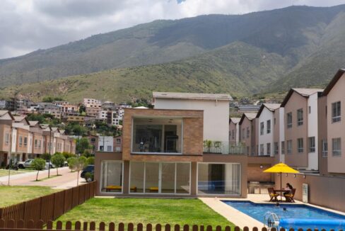 Piscina temperada, área de BBQ y casa comunal del conjunto privado en Pomasqui, Quito