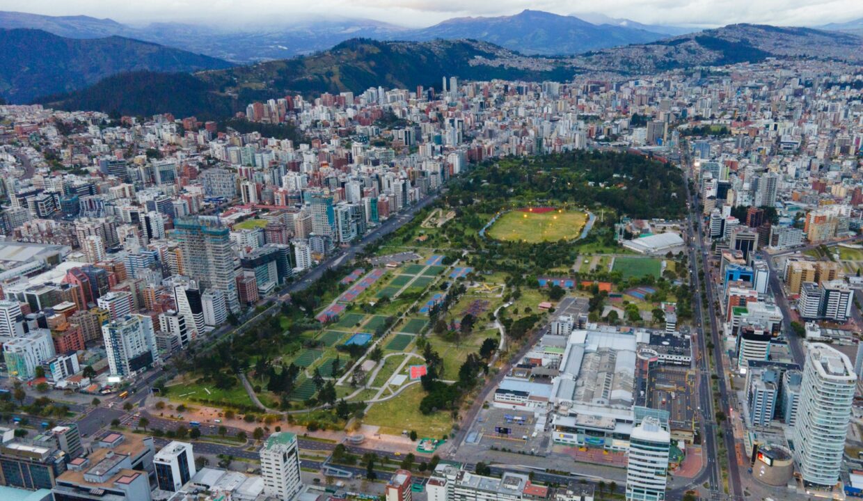 Vista aérea del parque La Carolina y el sector Iñaquito en Quito Ecuador