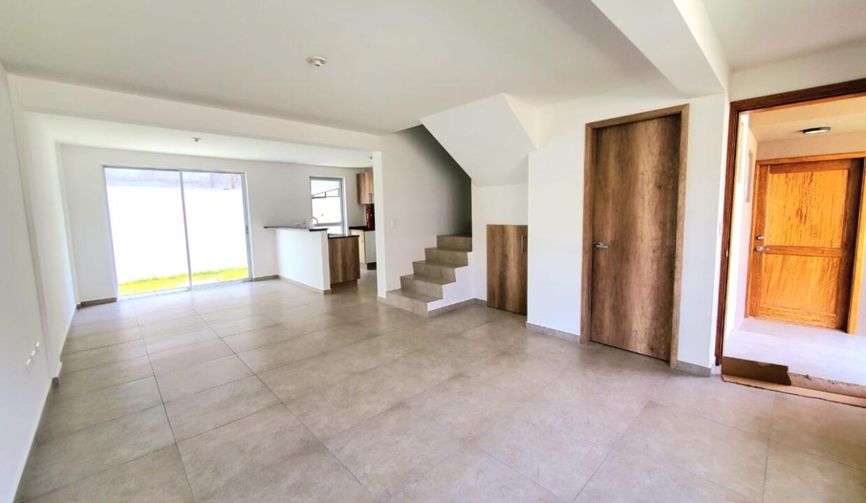 Sala comedor amplia con salida al patio en casa de 3 pisos en Pomasqui, Quito