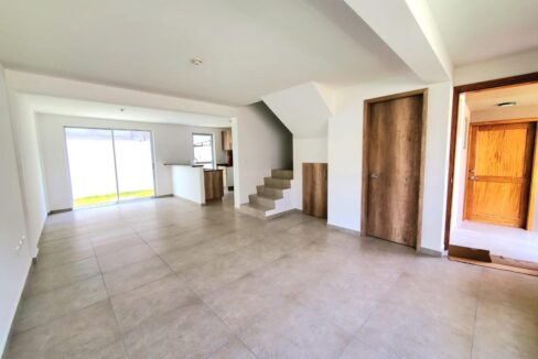 Sala comedor amplia con salida al patio en casa de 3 pisos en Pomasqui, Quito
