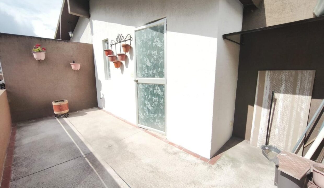 Terraza del tercer piso con acceso al altillo en casa en Pomasqui, Quito