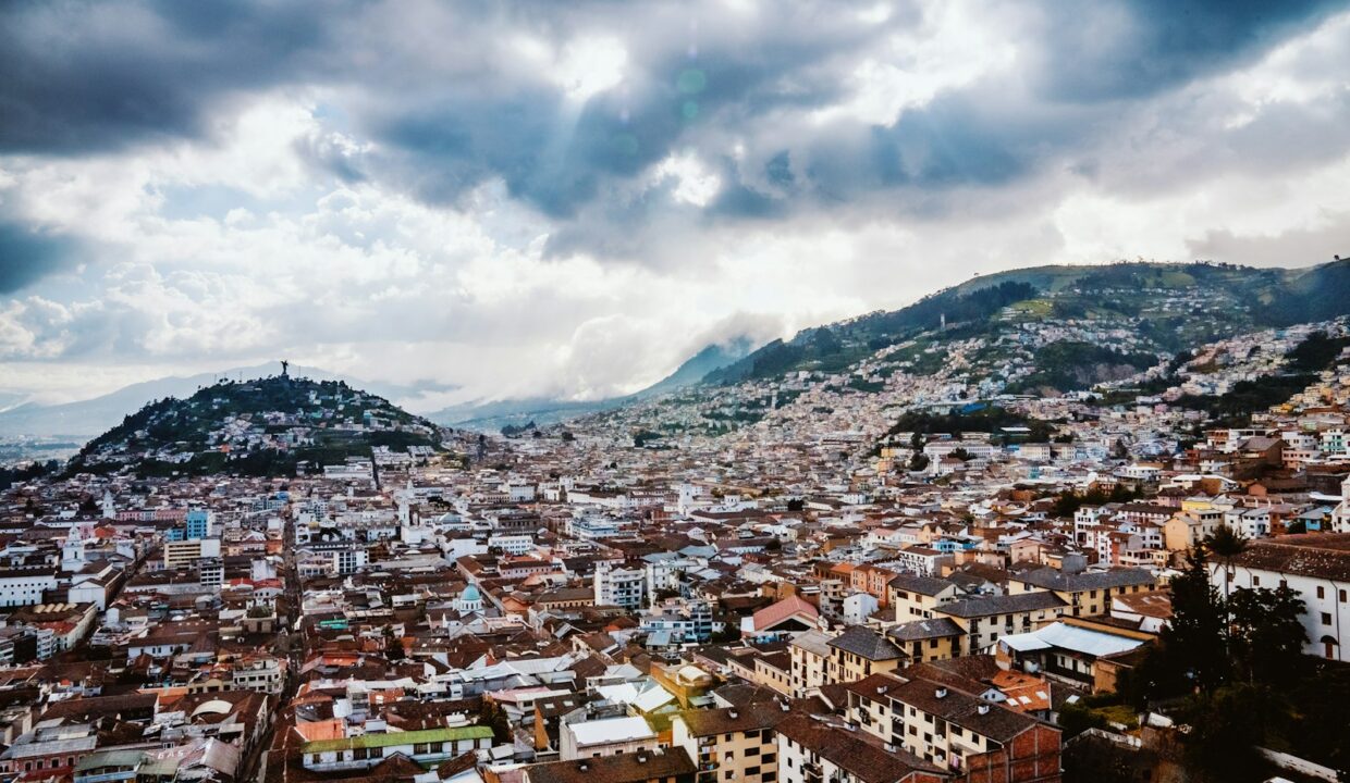 Panorámica de Quito y sus laderas hacia el Valle de los Chillos Ecuador