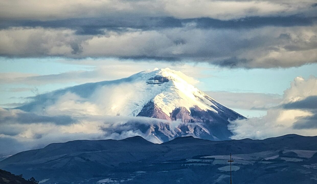 Vista de los valles de Quito, Tumbaco y Cumbayá, con el volcán Cotopaxi al fondo